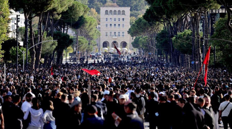 Nastavljeni protesti u Tirani, demonstranti uzvikuju: „Došao vam je kraj“