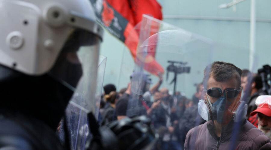 Tirana: 13 dan protesta, demonstranti se okupljaju ispred Ministarstva rada