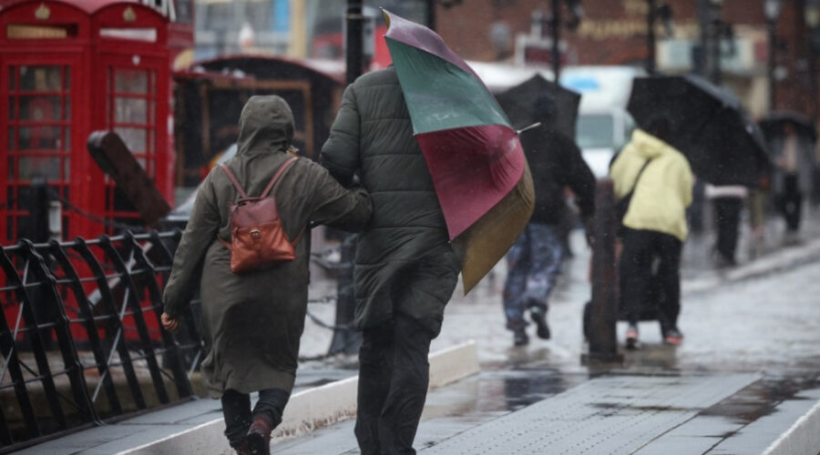 Oluja Boelo pogodila Škotsku, hiljade domova ostalo bez struje, stradao muškarac