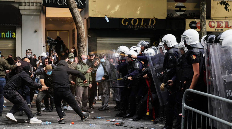 Žestoki sukobi na ulicama Tirane: Letele kamenice i suzavac, povređena policija i demonstranti