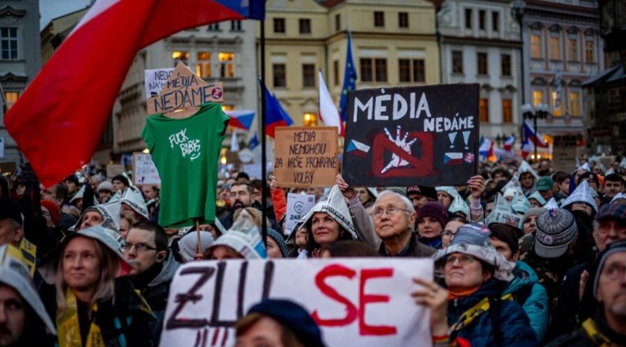 Desetine hiljada u Pragu poručile vladi: Dalje ruke od javnog RTV servisa