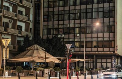 VIDEO: Veliki baner sa likom Vojislava Šešelja nakon 20 godina skinut sa zgrade u centru Novog Sada