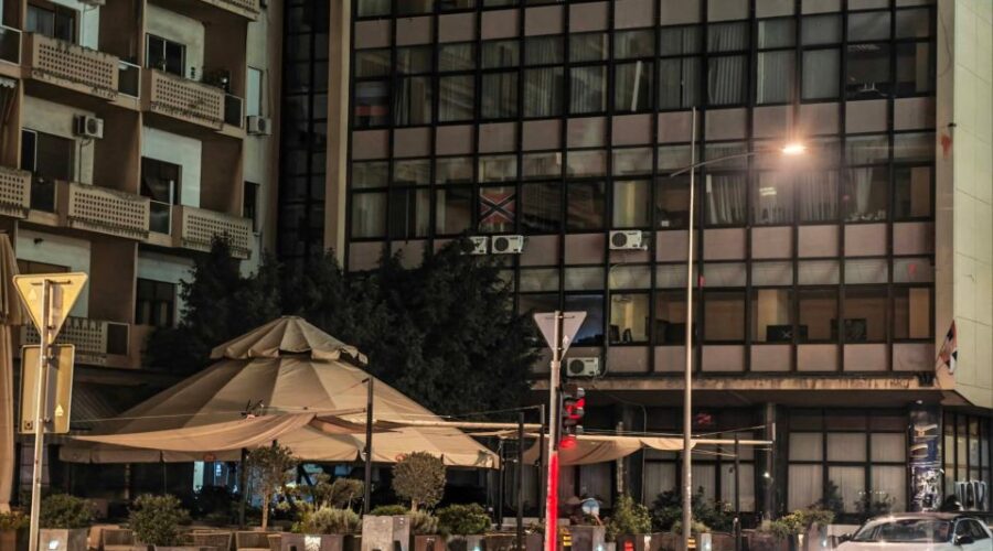 VIDEO: Veliki baner sa likom Vojislava Šešelja nakon 20 godina skinut sa zgrade u centru Novog Sada