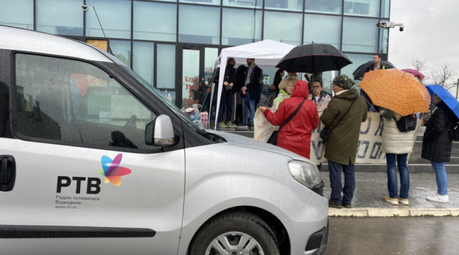 Radio-televizija Vojvodine uputila izvinjenje zbog “jednostranog izveštavanja”, urednik Prvog programa podneo ostavku