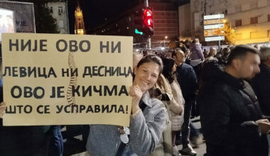 Novosađani slave pobedu Studentske liste ispred Banovine: kolo, pesma, pištaljke i vatromet