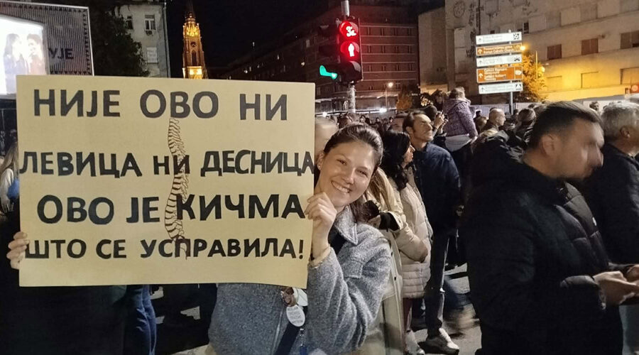 Novosađani slave pobedu Studentske liste ispred Banovine: kolo, pesma, pištaljke i vatromet