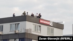 Demonstranti upali u redakciju Informera, Studenti u blokadi pozvali da se ne upada u medije