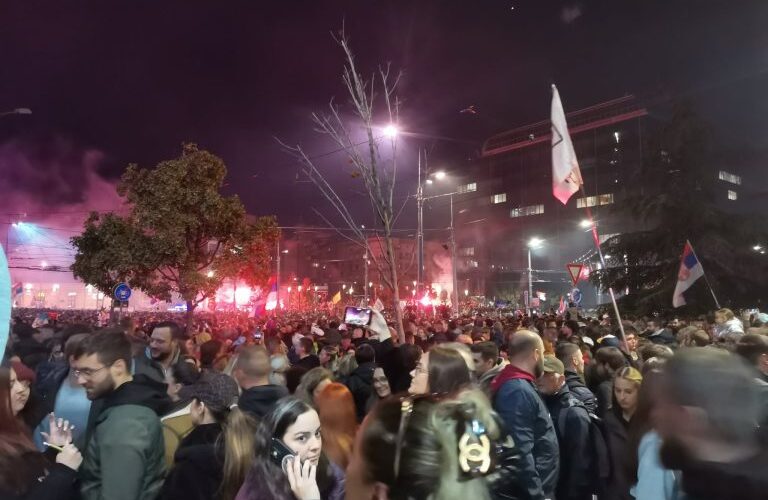 Slavlje zbog pobede Studentske liste širom Srbije: Žurka na Slaviji, skinut baner „Srbija pobeđuje“ u Novom Sadu (VIDEO, FOTO)