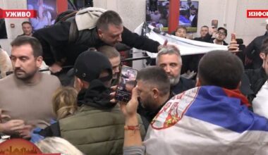 „Izvini se srpskom slobodnom narodu“: Građani upali u zgradu Informera