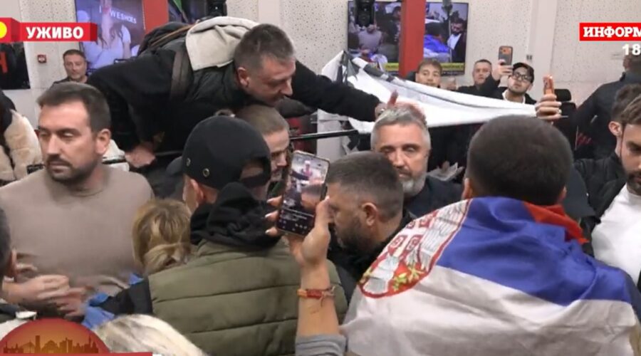 „Izvini se srpskom slobodnom narodu“: Građani upali u zgradu Informera