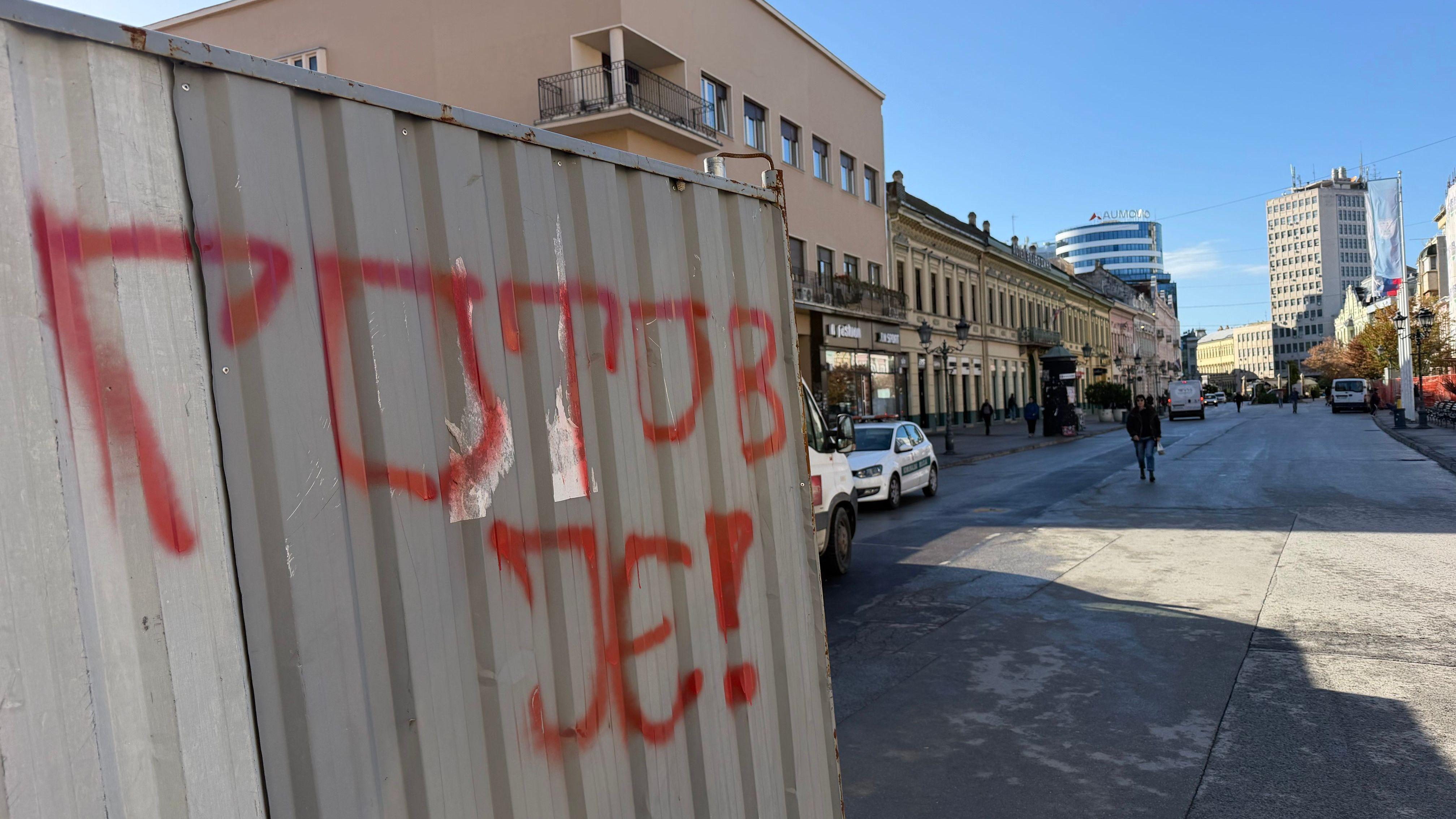 Natpis u centru Novog Sada