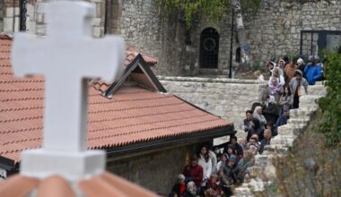 Velik broj vernika čeka da se pomoli Svetoj Petki (FOTO)