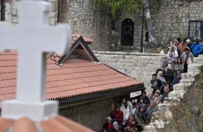 Velik broj vernika čeka da se pomoli Svetoj Petki (FOTO)