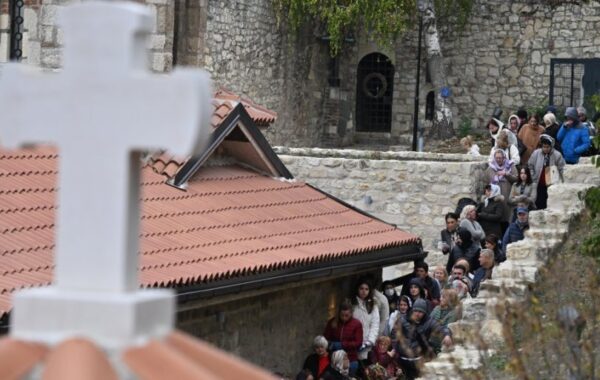 Velik broj vernika čeka da se pomoli Svetoj Petki (FOTO)