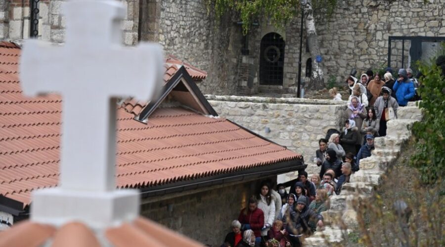 Velik broj vernika čeka da se pomoli Svetoj Petki (FOTO)