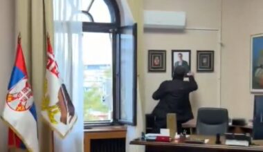 VIDEO: Građani iz kabineta gradonačelnika Kragujevca izneli Vučićevu fotografiju