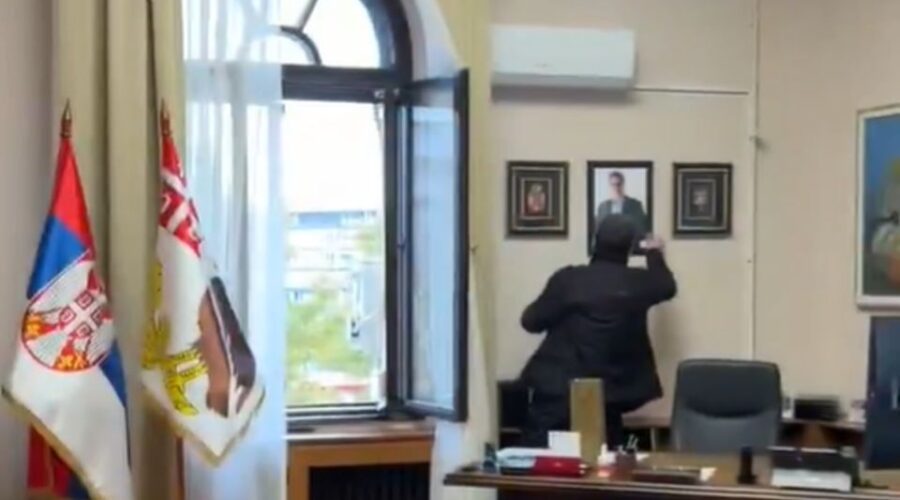 VIDEO: Građani iz kabineta gradonačelnika Kragujevca izneli Vučićevu fotografiju