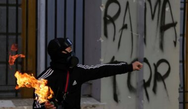 Vlade se menjaju na izborima, a ne Molotovljevim koktelima