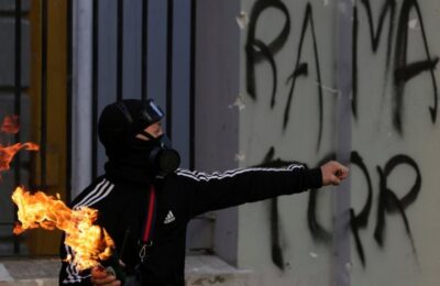 Vlade se menjaju na izborima, a ne Molotovljevim koktelima