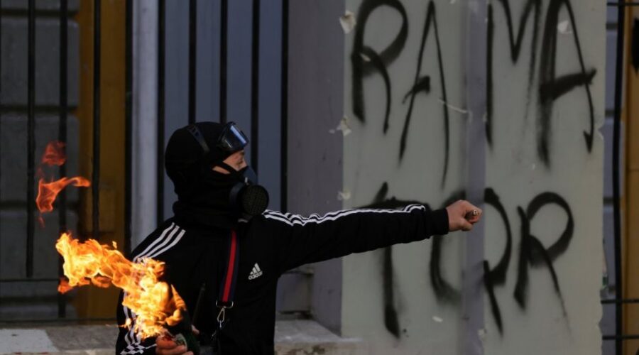 Vlade se menjaju na izborima, a ne Molotovljevim koktelima