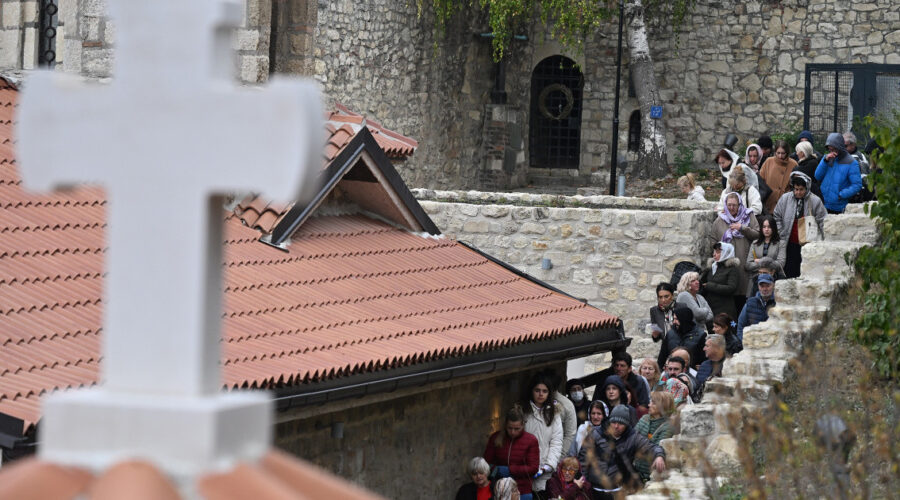 (Foto) Veliki broj vernika na Kalemegdanu: Građani slave Svetu Petku