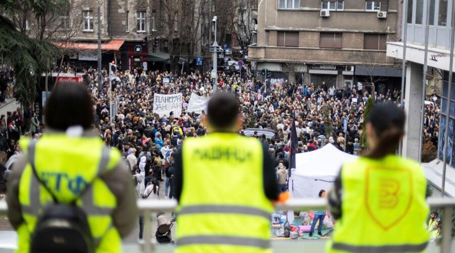Ostavke, izvinjenja i zahtevi za promenama: Šta se dešava sa medijima u Srbiji