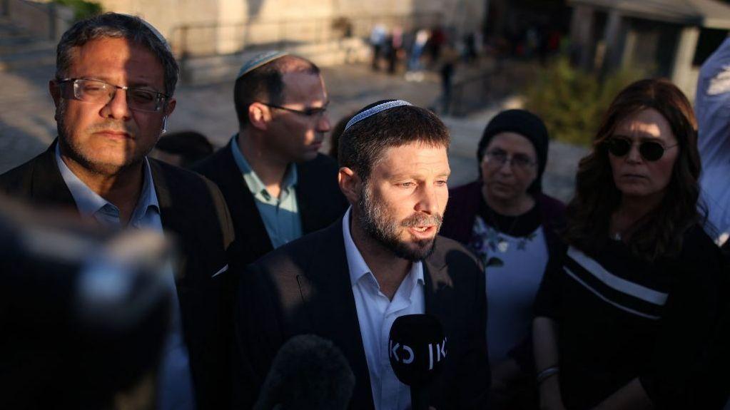 Ministri Itamar Ben-Gvir (levo) i Becalel Smotrič (u sredini) ključni su glasovi u Netanjahuovoj vladi i vode odvojene stranke krajnje desnice