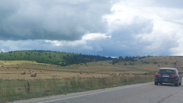 Oblačno, ponegde s kišom, na planinama će provejavati sneg