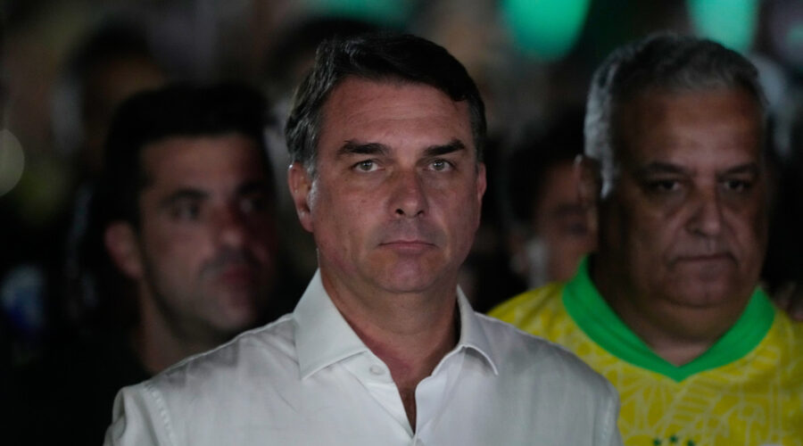Flavio Bolsonaro prešao iz Brazila u Argentinu, a zatim privatnim avionom odleteo za Ekvador