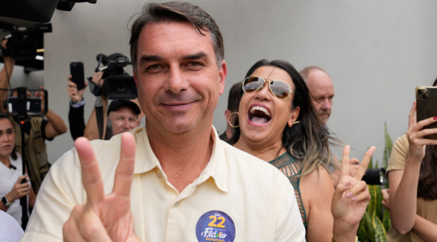 Posle izbornog poraza: Flavio Bolsonaro sa porodicom iz Argentine otputovao u Ekvador