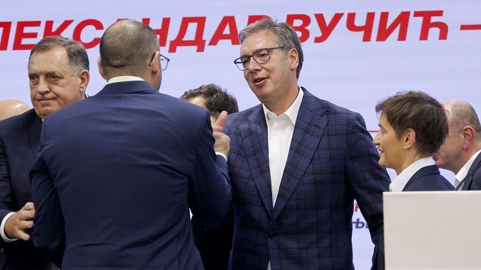 Vučić se rukuje sa saradnicima u izbornoj noći