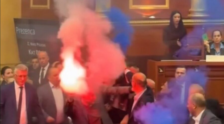 Opozicioni poslanici blokirali rad i palili baklje