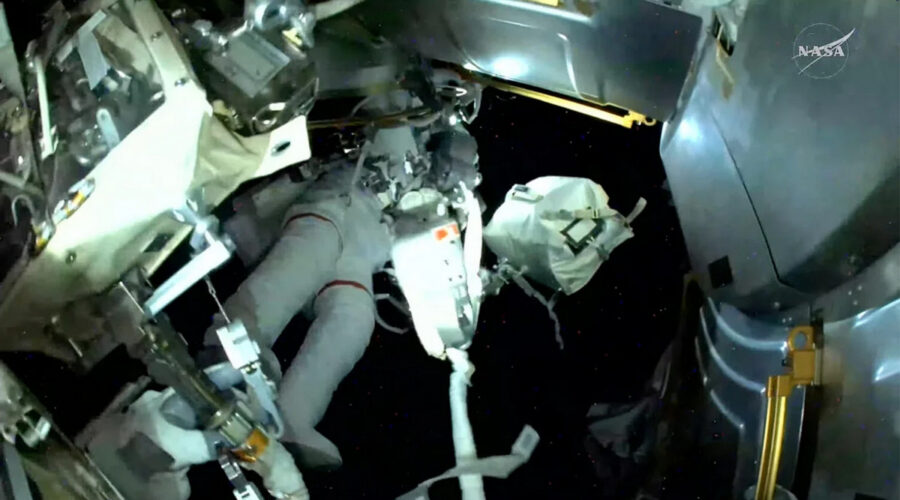 Šest i po sati izvan svemirske stanice: Dvojica astronauta izašla u svemir da postave nove solarne panele (foto/video)