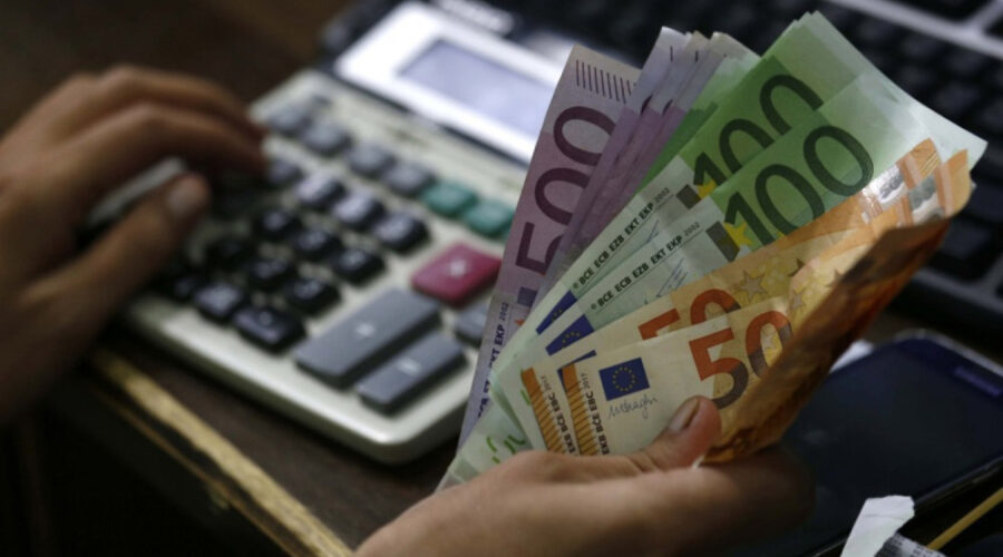 Čačani masovno menjaju dinare u evre, dešava se da zbog velike potražnje nestane deviza