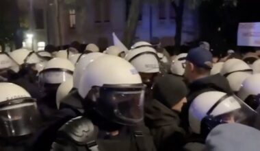 Demonstranti ispred Ustavnog suda, policija na nogama, predsednik se hitno vratio