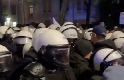 Demonstranti ispred Ustavnog suda, policija na nogama, predsednik se hitno vratio