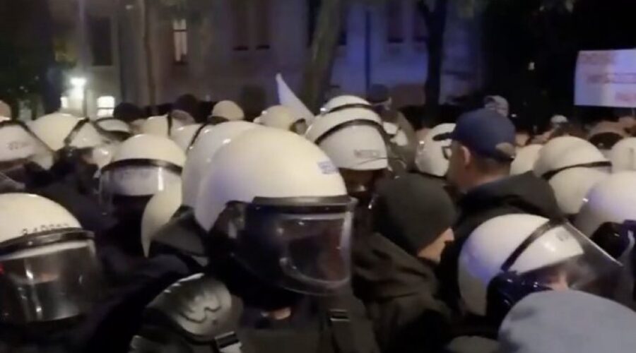 Demonstranti ispred Ustavnog suda, policija na nogama, predsednik se hitno vratio