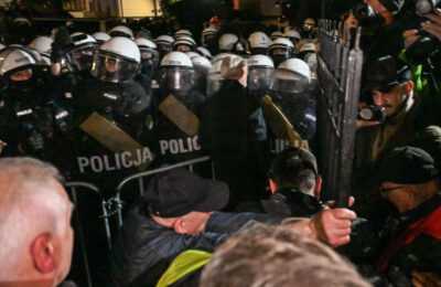 Pokušaj državnog udara u Poljskoj: Opsadno stanje ispred Ustavnog suda, napadnuta policija FOTO/VIDEO