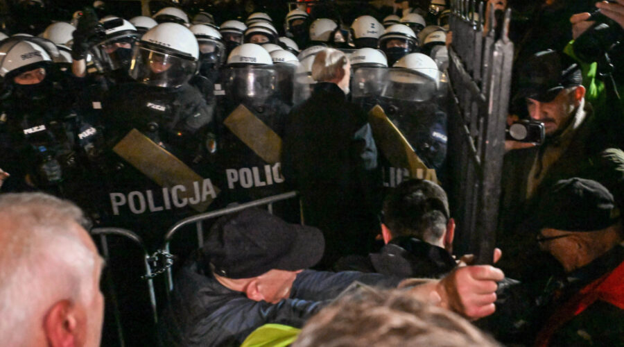 Pokušaj državnog udara u Poljskoj: Opsadno stanje ispred Ustavnog suda, napadnuta policija FOTO/VIDEO