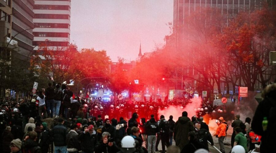 Letele petarde i pirotehnika, policija intervenisala u Hamburgu