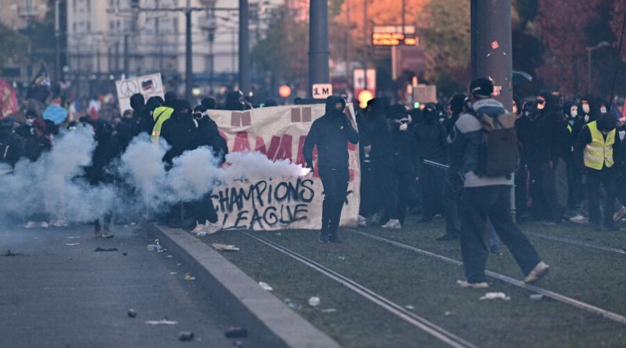 Treći talas nemira, 320.000 demonstranata, 296 privedenih, policija upotrebila suzavac