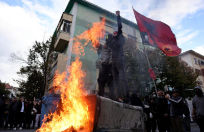 “Rama, podnesi ostavku”; Demonstranti ponovo krenuli ka zgradi vlade