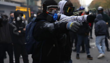 (Foto) Protesti u Tirani: Demonstranti krenuli ka kancelariji premijera Albanije, uzvikivali “Rama, podnesi ostavku”