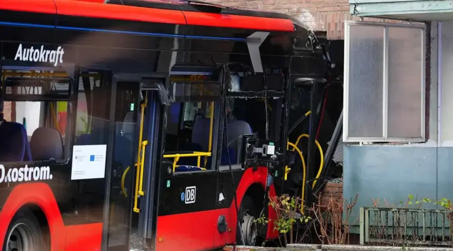 Autobus pun dece udario u kuću u Nemačkoj: Povređeno 14 osoba | Srpska dijaspora