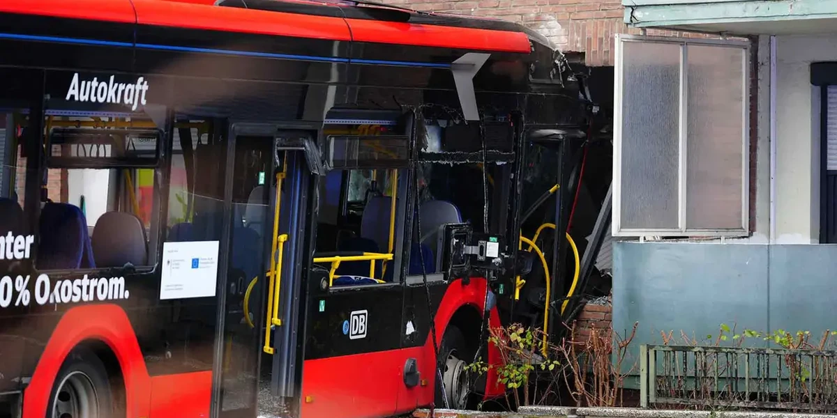 autobus-pun-dece-udario-u-kucu-u-nemackoj:-povredjeno-14-osoba autobus-pun-dece-udario-u-kucu-u-nemackoj:-povredjeno-14-osoba