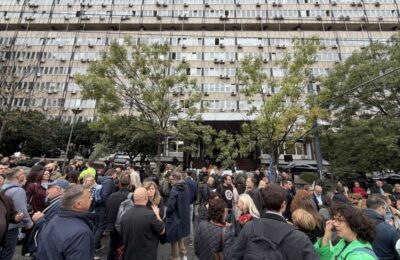 BEZ PLATA I ZDRAVSTVENOG OSIGURANJA: Profesori niškog Filozofskog danas protestuju ispred Ministarstva prosvete!