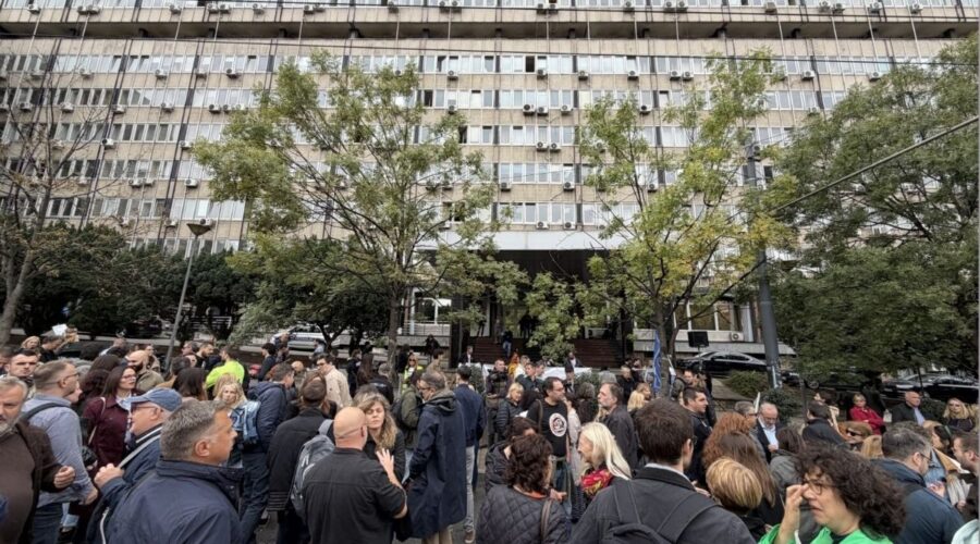 BEZ PLATA I ZDRAVSTVENOG OSIGURANJA: Profesori niškog Filozofskog danas protestuju ispred Ministarstva prosvete!