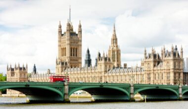 BRITANIJA UVELA NOVE SANKCIJE RUSIJI: Na meti tankeri, nafta i vojna industrija
