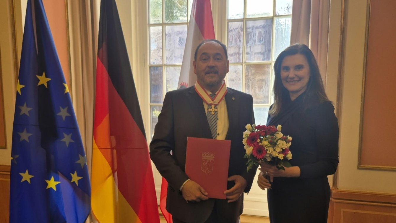 berlin-odlikovao-dragana-mitrovskog-za-35-godina-posvecenosti-zajednici berlin-odlikovao-dragana-mitrovskog-za-35-godina-posvecenosti-zajednici