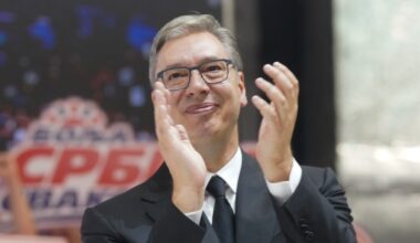 “Biće kec kao kuća u nedelju, olovku u ruke i da ih pobedimo” Vučić na skupu u Hali sportova predstavio 5 tačaka napretka ako pobedi na izborima: “Plate i penzije će nastaviti da rastu” (foto, video)